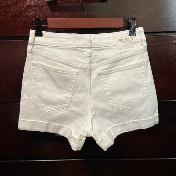 HOLLISTER ULTRA HIGH-RISE EMBROIDERED WHITE DENIM MOM SHORTS - Picture 5 of 6
